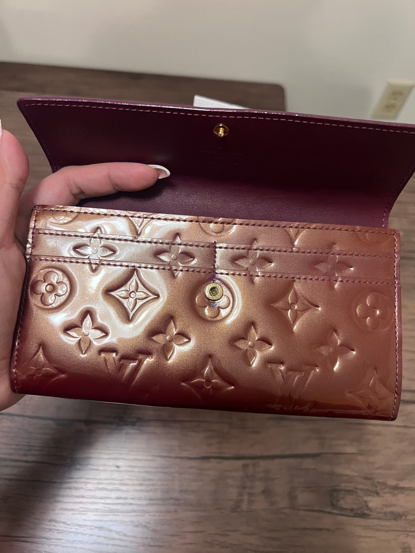 LV wallet- Vernis